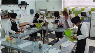 La fábrica de Alcalá de Guadaíra comprometida con el entorno educativo local